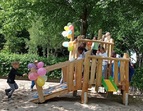 Kinder auf dem Spielgerät