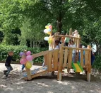 Kinder auf dem Spielgerät