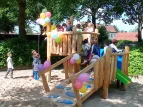 Kinder auf dem Spielgerät