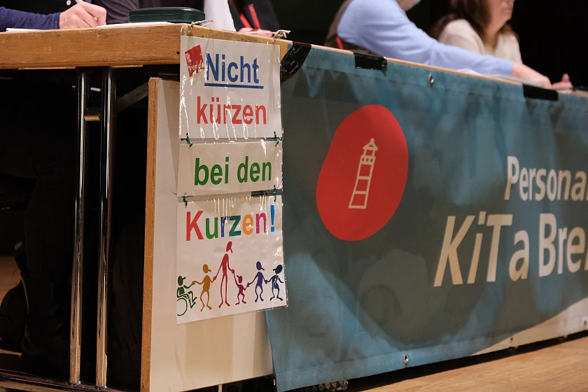 Plakat mit der Aufschrift Nicht Kürzen bei den Kurzen