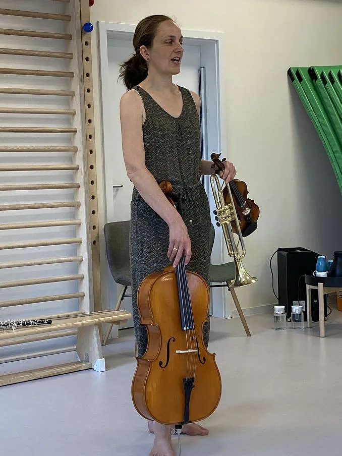 PhilMobil | Musikerin mit Instrumenten