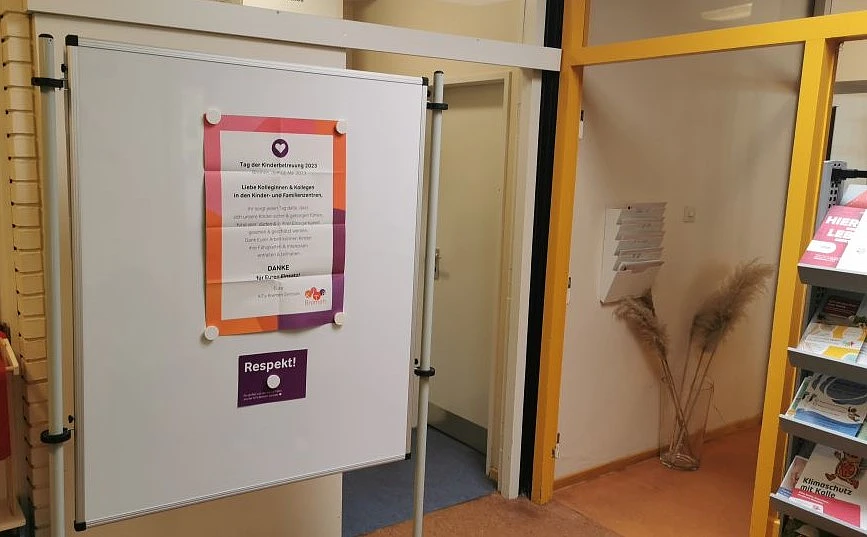 Poster "Tag der Kinderbetreuung" auf dem Flur der Einrichtung