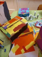 Kleiner, bunter Schrank aus Pappe