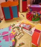 Kleiner, bunter Schrank aus Pappe