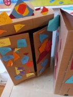 Kleiner, bunter Schrank aus Pappe