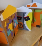 Drei kleine bunte Schränke aus Pappe