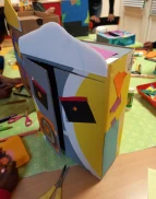 Kleiner bunter Schrank aus Pappe