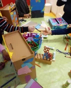 Im Bastelprozess kleiner bunter Schrank aus Pappe