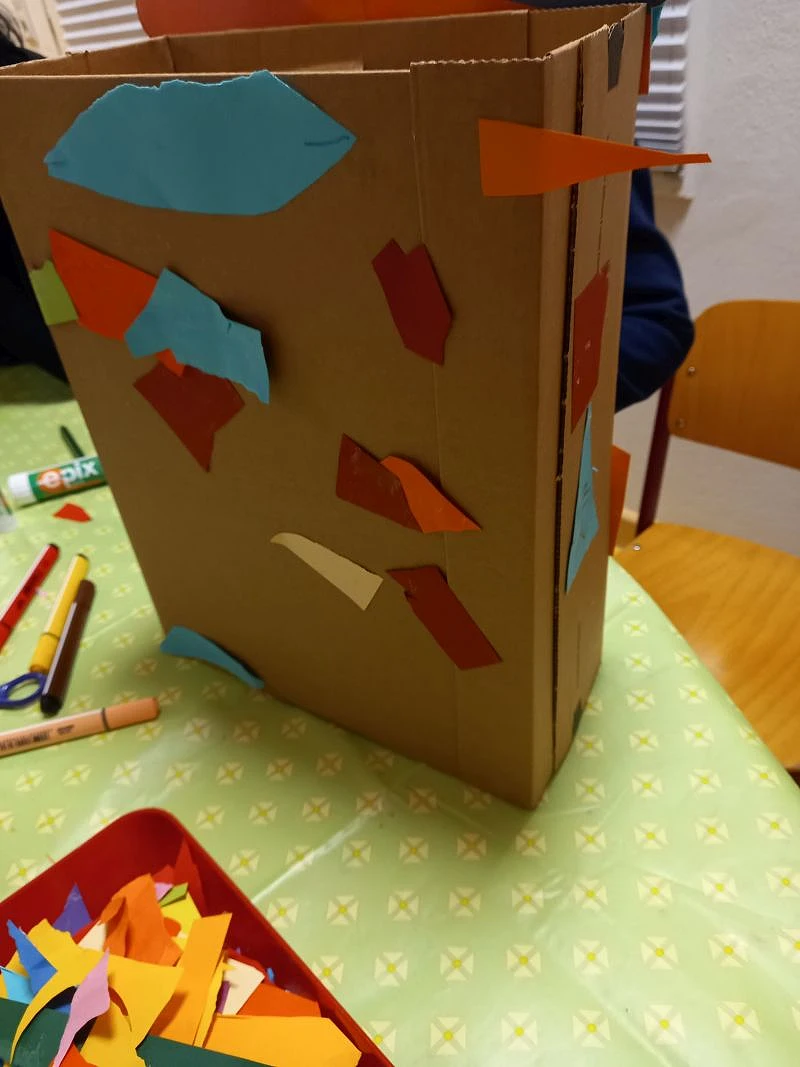 Kleiner bunter Schrank aus Pappe