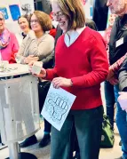 Neujahrsempfang 2025 | Senatorin mit Sonne und Kunstwerk