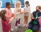 Workshop-Impression: Kinder testen die gebastelten Hände