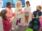 Workshop-Impression: Kinder testen die gebastelten Hände