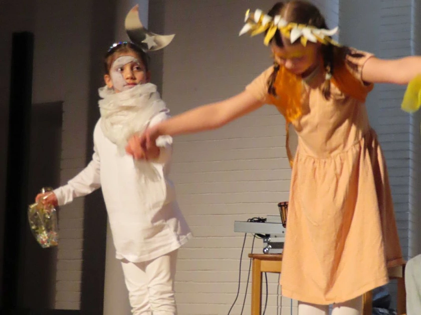 Auff&uuml;hrung: Mond und Sonne auf der B&uuml;hne