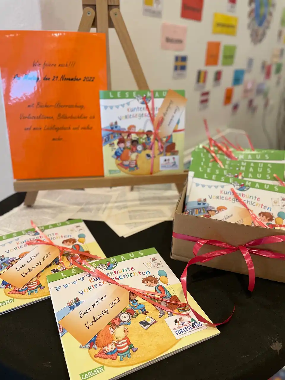 Ausgestellte B&uuml;cher auf einem Tisch