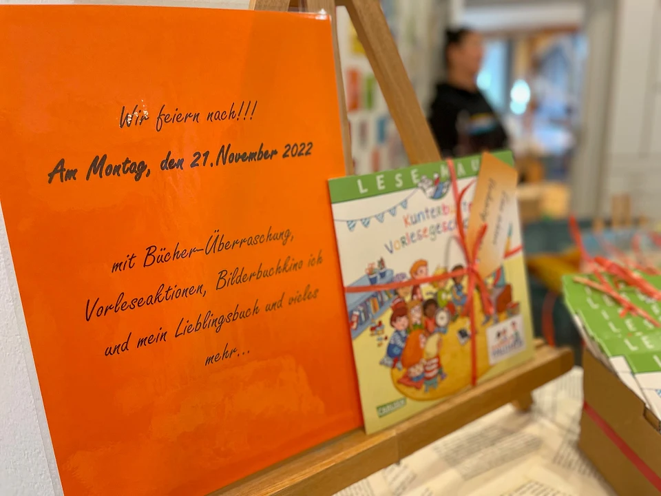 Schild zum Vorlesetag: Wir feiern nach am 21.11.2022