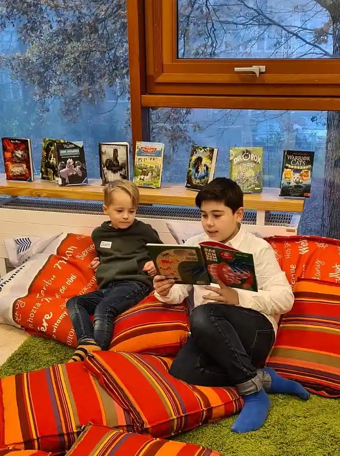 Sechstkl&auml;ssler lie&szlig;t einem Kindergartenkind vor