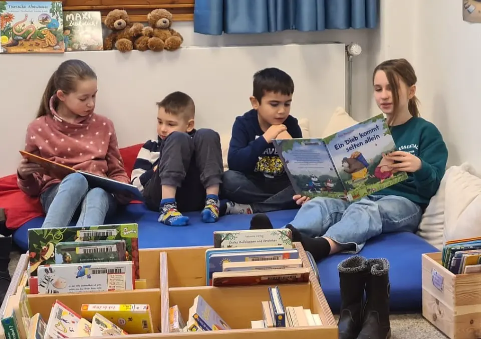 Sechstkl&auml;ssler:innen lesen Kindergartenkindern vor