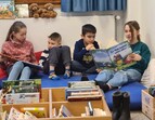Sechstklässler:innen lesen Kindergartenkindern vor