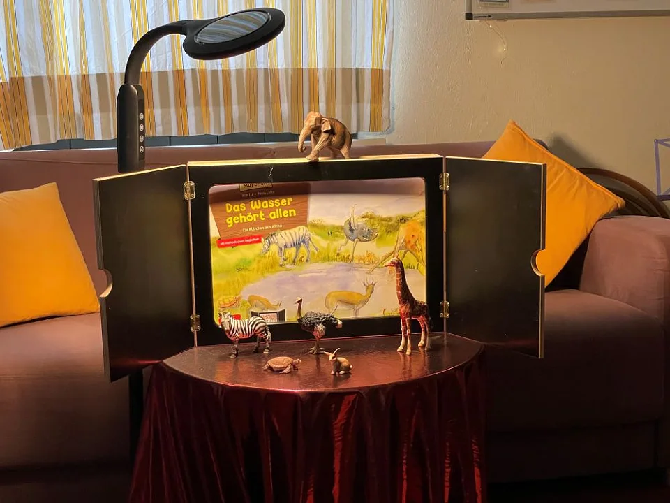 Kamishibai steht auf einem Tisch im Vorleseraum