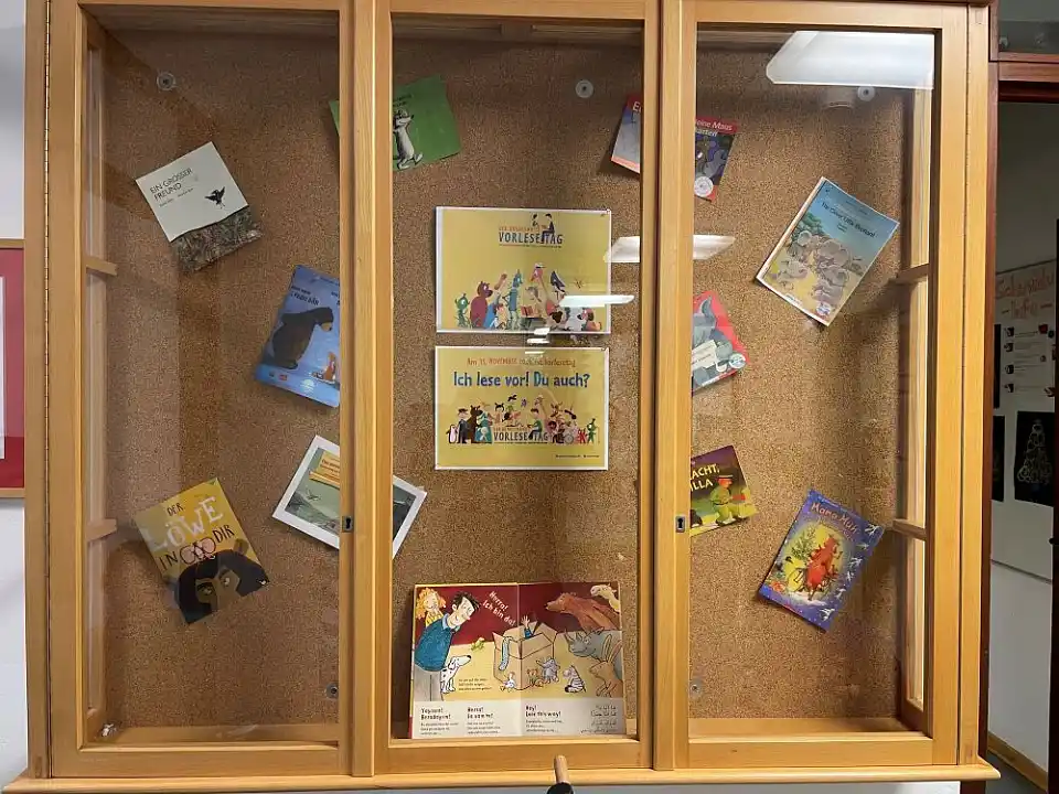 Schaukasten zum Vorlesetag mit Poster "Ich lese vor du auch?" und B&uuml;chertiteln, die w&auml;hrend der Woche vorgelesen werden.