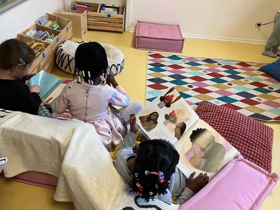 Vorlesewoche im Waller Park: Kinder schauen sich B&uuml;cher an