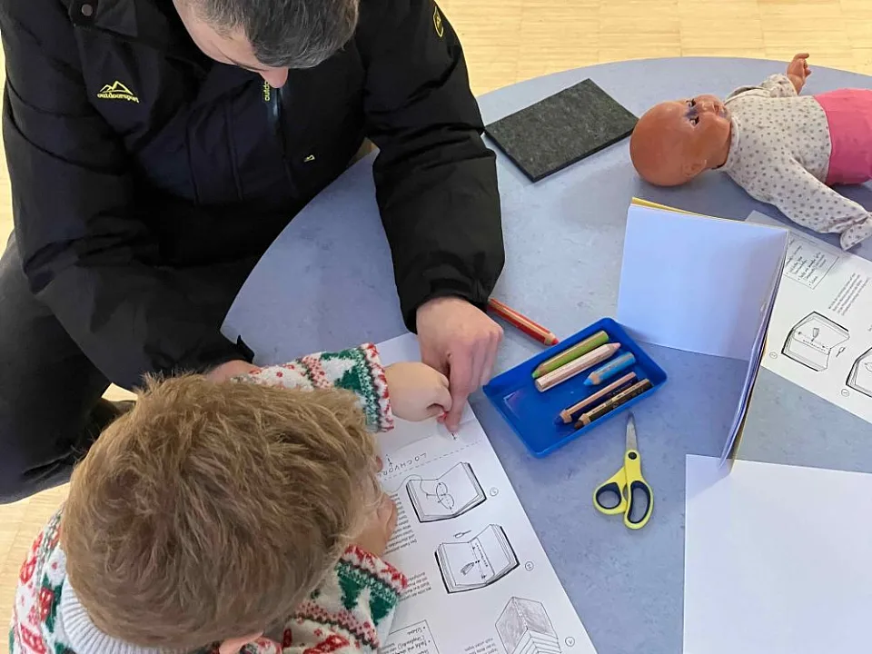Vorlesewoche im Waller Park: eigene B&uuml;cher nach Anleitung basteln