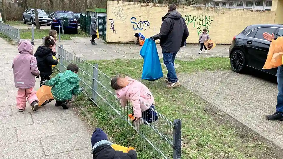 Kinder sammeln M&uuml;ll in ihrer Nachbarschaft