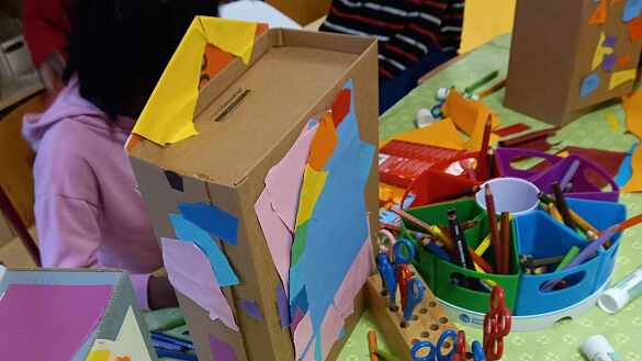 Kleiner, bunter Schrank aus Pappe