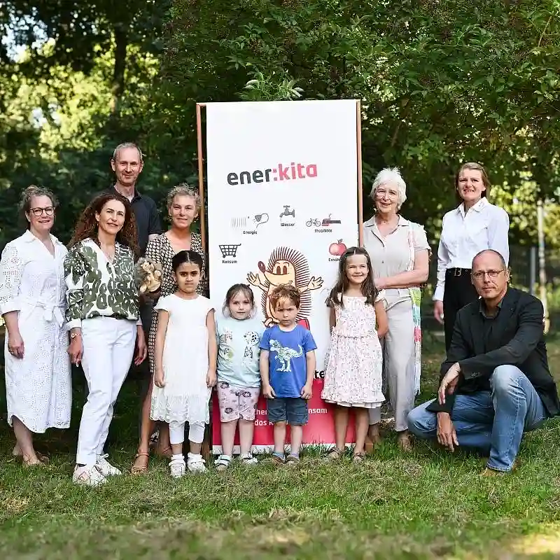 Gruppenfoto mit Erwachsenen und Kindern