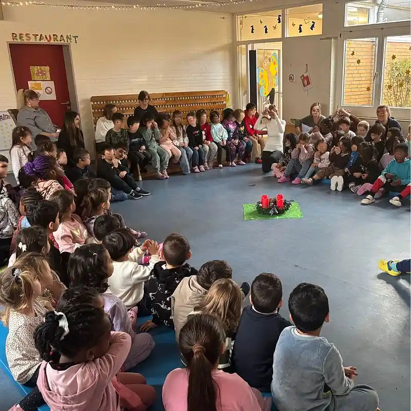 Gemeinsames Singen im Kinder- und Familienzentrum Osterhop