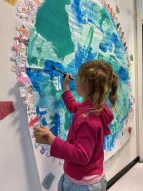 Impulswoche: Kind malt eine Weltkugel