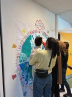 Impulswoche: Familien malen Weltkugel