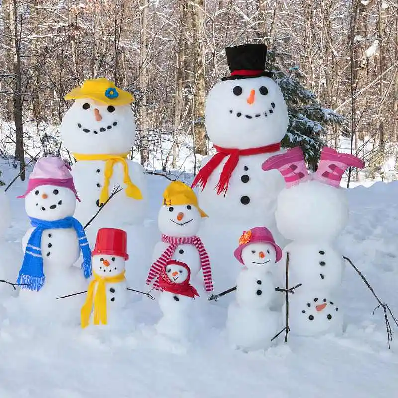 Schneemänner in Schneelandschaft