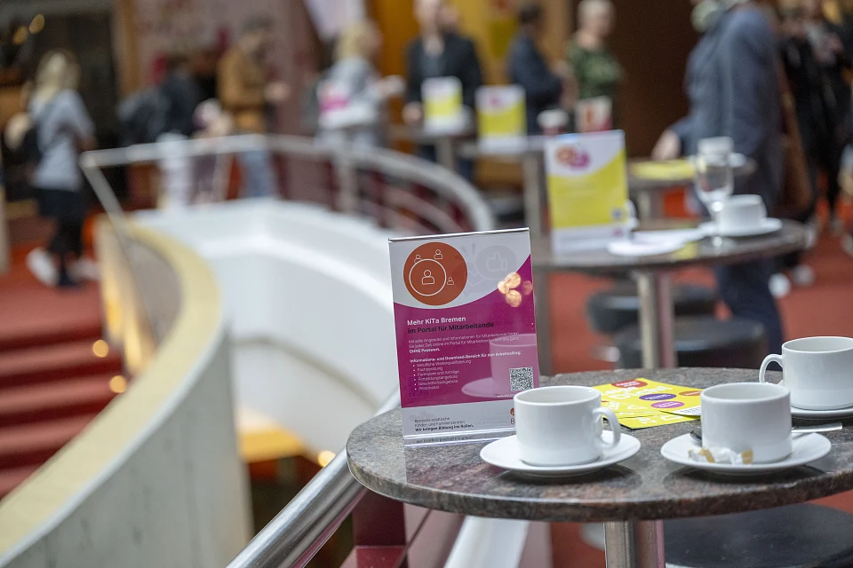 Kaffeepause im Theaterfoyer. 