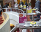 Kaffeepause im Theaterfoyer. 