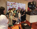 Teamzusammenhalt vor der Linse - Fotoboxen stehen Teilnehmende als Andenken zur Verfügung. 