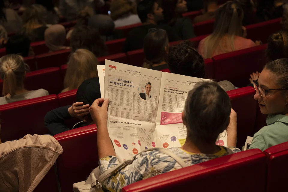 Die KiTa Bremen Jubil&auml;umszeitung feiert die Ver&ouml;ffentlichung. 