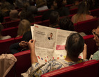 Die KiTa Bremen Jubiläumszeitung feiert die Veröffentlichung. 