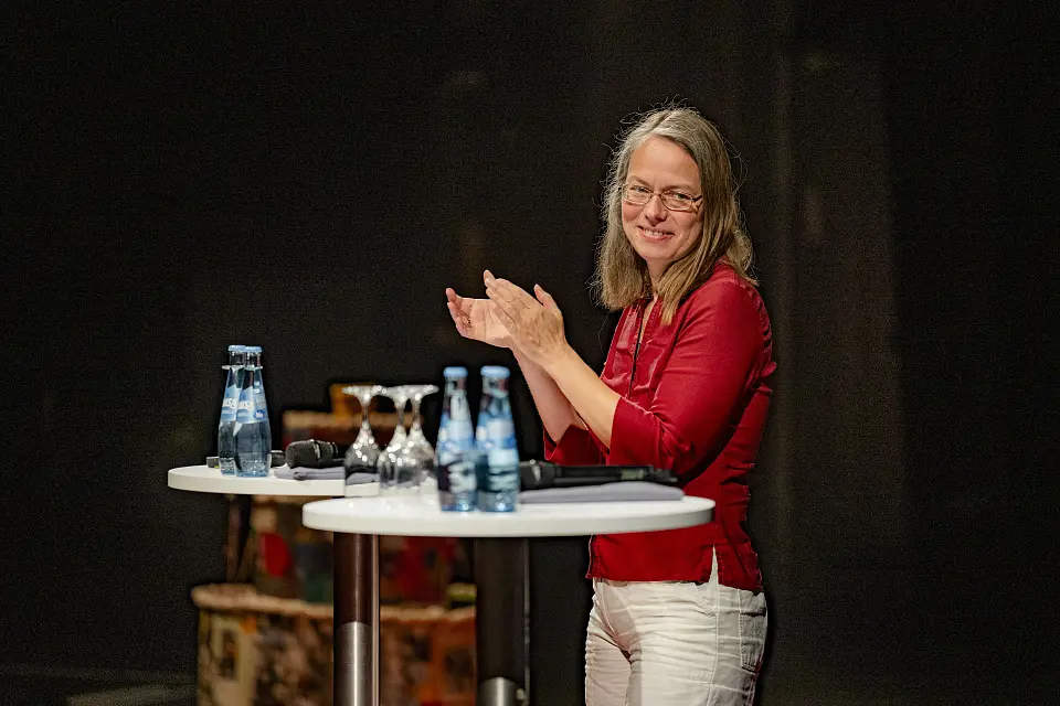 Senatorin Sascha Karolin Aulepp er&ouml;ffnet die Veranstaltung mit einem Gru&szlig;wort. 