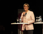 Petra Zschüntzsch referiert über die pädagogische Zukunft des Betriebs. 