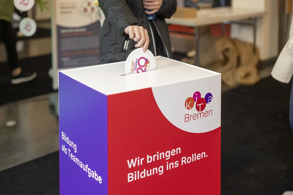 Verlosung: W&auml;hrend der Pause konnten alle Kinder- und Familienzentren an der Verlosung eines Apfelbaumes teilnehmen. 