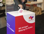 Verlosung: Während der Pause konnten alle Kinder- und Familienzentren an der Verlosung eines Apfelbaumes teilnehmen. 