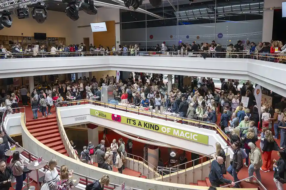 Foyerbereich des Metropol Theaters w&auml;hrend der Veranstaltungspause. 