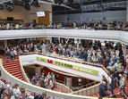 Foyerbereich des Metropol Theaters während der Veranstaltungspause. 