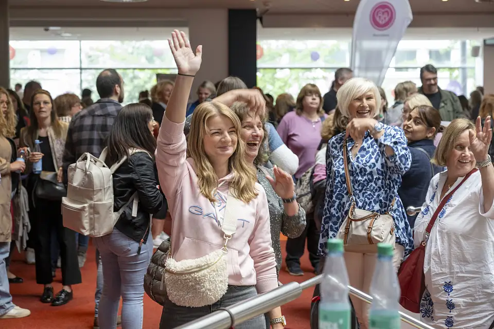 Teilnehmende Kolleg:innen bei der Ankunft im Theater. 