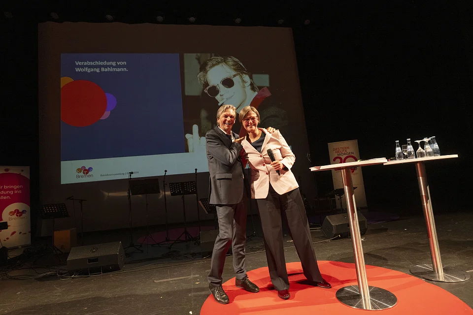 Ein gutes Team - Petra Zsch&uuml;ntzsch verabschiedet Wolfgang Bahlmann in den Ruhestand.  