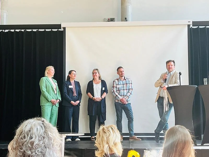 Gruppenfoto Schl&uuml;ssel&uuml;bergabe Bundesprogramm Sprach-Kitas