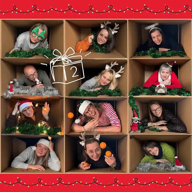 KiTa Bremens Stabsstellen weihnachtlich dekoriert in Boxen fotografiert.