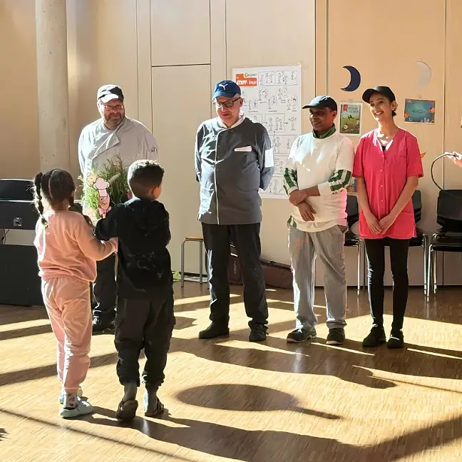 Übergabe der Geschenke der Klassen an das Küchenteam