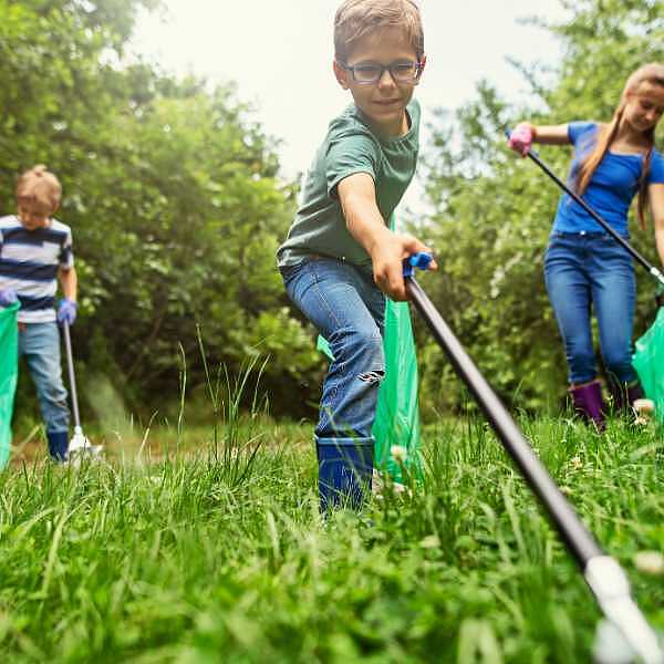 Aufräumtage 2024 | Kinder sammeln Müll im Park